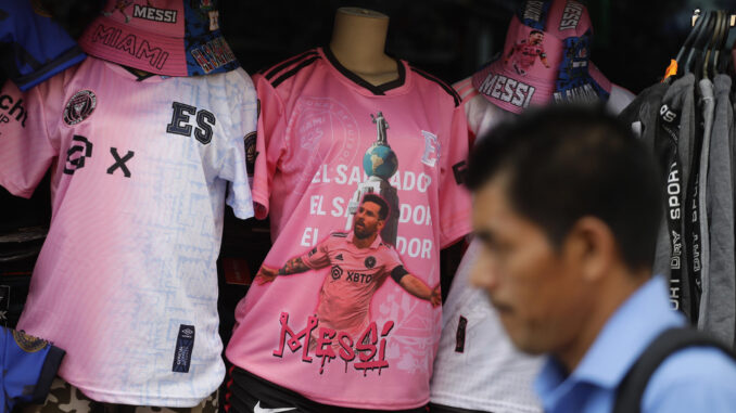 Camisa estampada con la imagen de Lionel Messi en el centro de San Salvador (El Salvador). EFE/Rodrigo Sura
