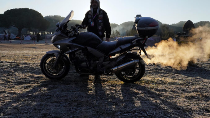 Un motorista calienta su motocicleta durante el primer amanecer de la concentración motorista invernal internacional Pingüinos, que se celebra este fin de semana en Valladolid. EFE/Nacho Gallego
