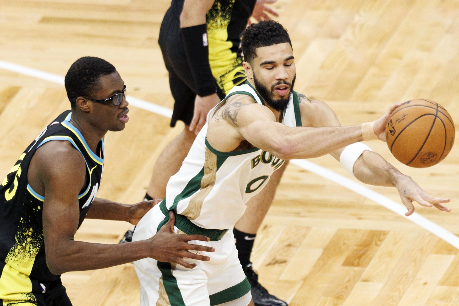 El jugador de los Boston Celtics Jayson Tatum (d) hace un pase sin mirar mientras el de los Indiana Pacers Jalen Smith (i) defiende durante la primera mitad del partido de baloncesto de la NBA entre los Boston Celtics y Indiana Pacers en Boston, Massachusetts, EE. UU. EFE/EPA/CJ GUNTHER SHUTTERSTOCK FUERA
