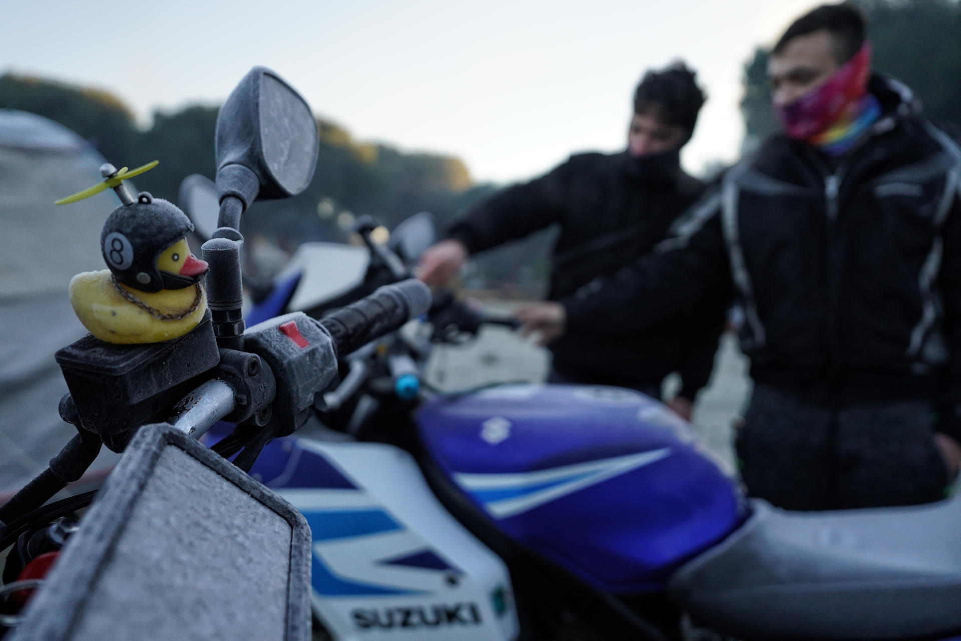 Dos moteros calientan su motocicleta durante el primer amanecer de la concentración motorista invernal internacional Pingüinos, que se celebra este fin de semana en Valladolid. EFE/Nacho Gallego
