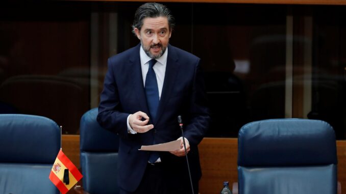 El diputado de Vox José Luis Ruiz interviene en un pleno de la Asamblea de Madrid. EFE/Chema Moya
