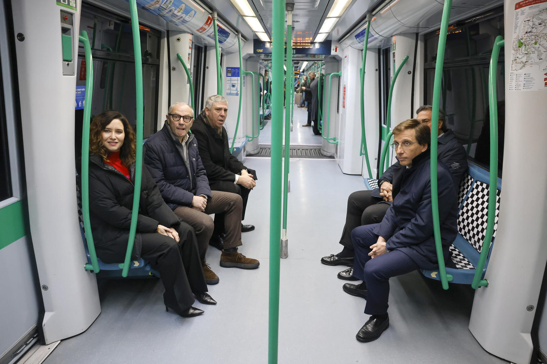 La presidenta de la Comunidad de Madrid, Isabel Díaz Ayuso (i), durante el trayecto en Metro entre el aeropuerto Adolfo Suárez-Barajas e IFEMA para asistir al acto de presentación de la Formula 1, con el presidente de F1, Stefano Domenicali (2i), el presidente de IFEMA Madrid, José Vicente de los Mozos (3i), y el alcalde de la capital, José Luis Martínez-Almeida, este lunes en Madrid.-EFE/Comunidad de Madrid***SOLO USO EDITORIAL/SOLO DISPONIBLE PARA ILUSTRAR LA NOTICIA QUE ACOMPAÑA (CRÉDITO OBLIGATORIO)***
