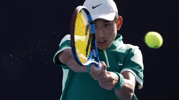 El tenista chino Juncheng Shang de China en acción contra el indio Sumit Nagal durante su partido de segunda ronda masculina del Abierto de Australia en Melbourne. EFE/EPA/MAST IRHAM
