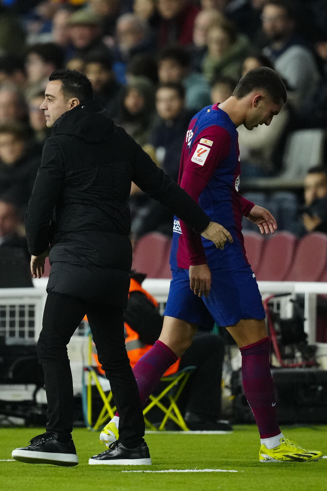 El delantero del Barcelona Ferrán Torres, y el entrenador del Barcelona Xavi Hernández, se retira lesionado durante del partido de la jornada 20 de LaLiga EA Sports contra el Osasuna, este miércoles en el Estadi Olímpic Lluís Companys en Barcelona.- EFE/ Enric Fontcuberta
