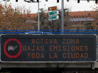Varios vehículos circulan tras un cartel anunciador sobre la activación de zona de bajas emisiones este lunes en Madrid. EFE/ Fernando Alvarado