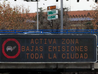 Varios vehículos circulan tras un cartel anunciador sobre la activación de zona de bajas emisiones este lunes en Madrid. EFE/ Fernando Alvarado