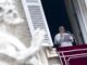 El Papa Francisco dirige el rezo del Ángelus desde la ventana del Palacio Apostólico que domina la Plaza de San Pedro el domingo 7 de enero.EFE/ MASSIMO PERCOSSI