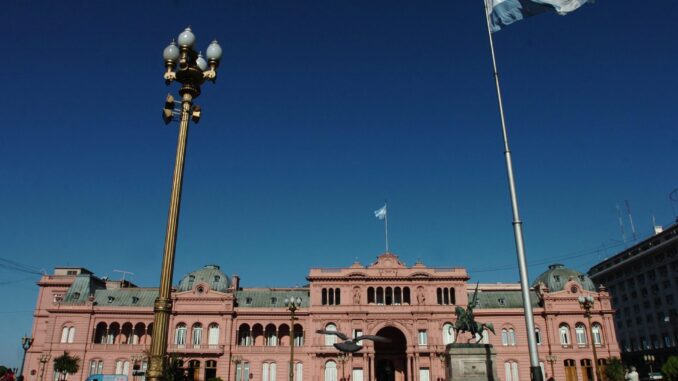 Vista de la Plaza de Mayo y la Casa Rosada en Buenos Aires (Argentina), en una fotografía de archivo. EFE/Cezaro De Luca
