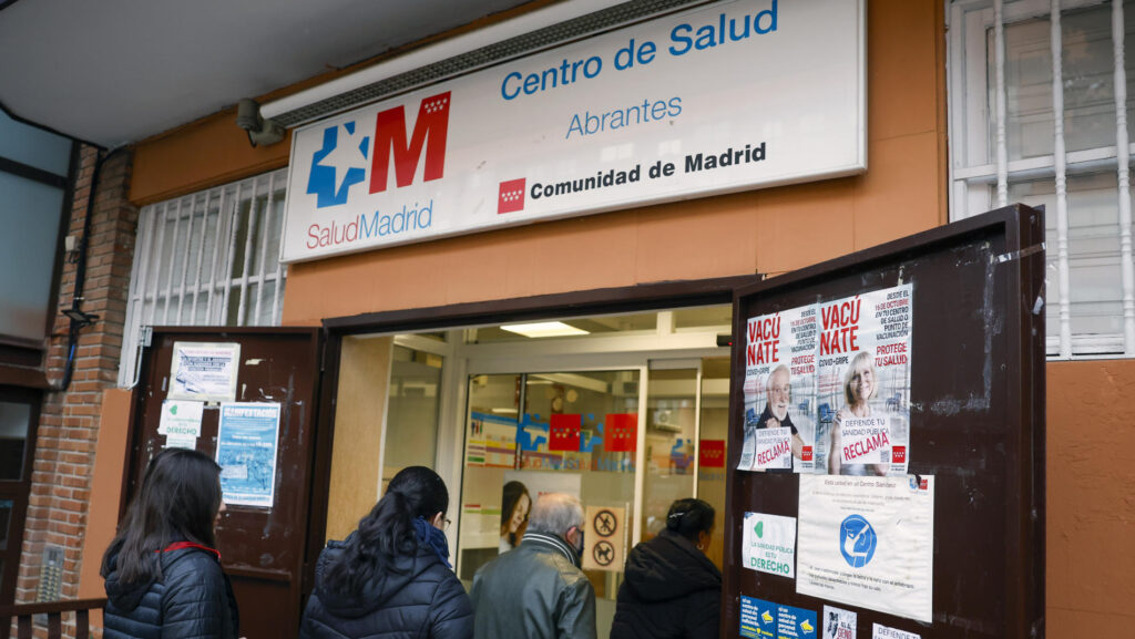 Varias personas entran en el Centro de Atención Primaria de Abrantes Madrid. Los centros de salud tienen problemas debido a la epidemia estacional de virus respiratorios como la gripe y la covid. EFE/ Mariscal
