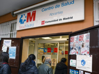 Varias personas entran en el Centro de Atención Primaria de Abrantes Madrid. Los centros de salud tienen problemas debido a la epidemia estacional de virus respiratorios como la gripe y la covid. EFE/ Mariscal