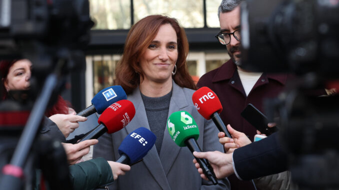 La ministra de Sanidad, Mónica García, y el Secretario de Estado de Sanidad, Javier Padilla, atienden a los medios de comunicación en el exterior del Ministerio de Sanidad. EFE/ Kiko Huesca