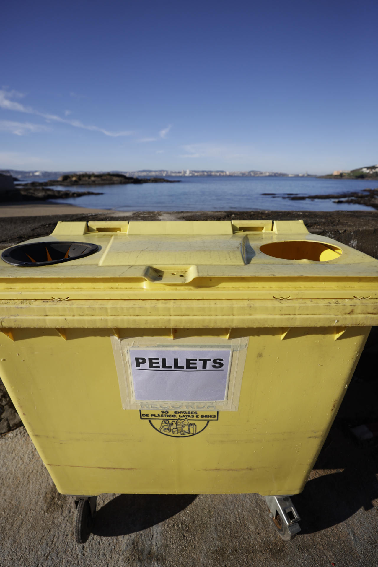 Contenedor destinado a la retirada de pellets de plástico instalado en la playa de Mera, situada en el concello coruñés de Oleiros, en una jornada en la que continúa la llegada a los arenales gallegos de estas pequeñas esferas de plástico tras la caída de un contenedor del buque Toconao el pasado mes de diciembre. EFE/Cabalar
