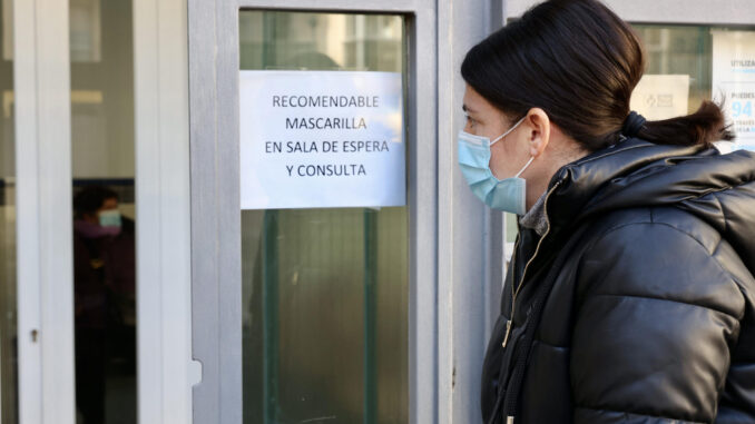 Una persona entra este martes a un centro de salud de Logroño con mascarilla. EFE/ Raquel Manzanares
