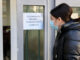 Una persona entra este martes a un centro de salud de Logroño con mascarilla. EFE/ Raquel Manzanares
