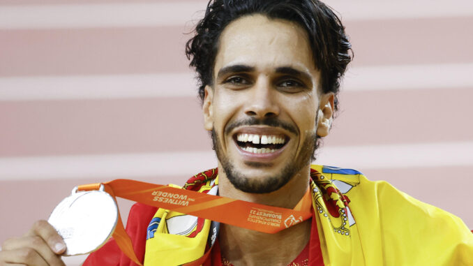 El atleta español Mohamed Katir celebra la medalla de plata en los 5.000 metros, durante la jornada del Campeonato del Mundo de Atletismo de Budapest, en una foto de archivo. EFE/Javier Etxezarreta
