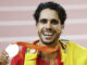 El atleta español Mohamed Katir celebra la medalla de plata en los 5.000 metros, durante la jornada del Campeonato del Mundo de Atletismo de Budapest, en una foto de archivo. EFE/Javier Etxezarreta