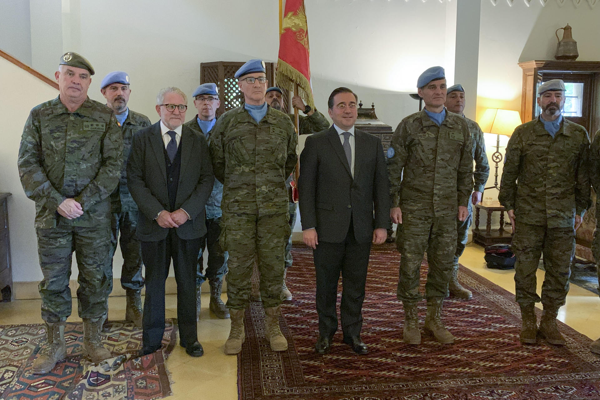 El ministro español de Asuntos Exteriores, José Manuel Albares (centro), durante una ceremonia de condecoración a las tropas españolas desplegadas en el Líbano celebrada este miércoles en la Embajada de España a las afueras de Beirut (Líbano). EFE/Noemí Jabois
