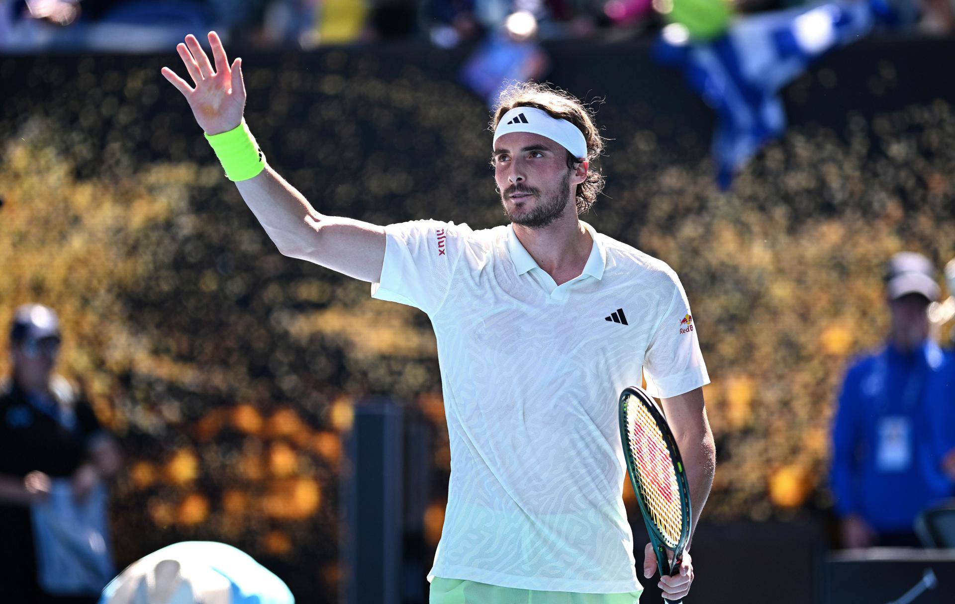 El tenista griego Stefanos Tsitsipas celebra después de ganar su primera ronda contra el belga Zizou Bergs de Bélgica en el Abierto de Australia. EFE/EPA/JOEL CARRETT
