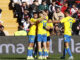 El delantero de Las Palmas, Munir (i) celebra su tanto ante el Rayo Vallecano durante el partido correspondiente a la jornada 21ª disputado este sábado en Vallecas. EFE/ Rodrigo Jiménez