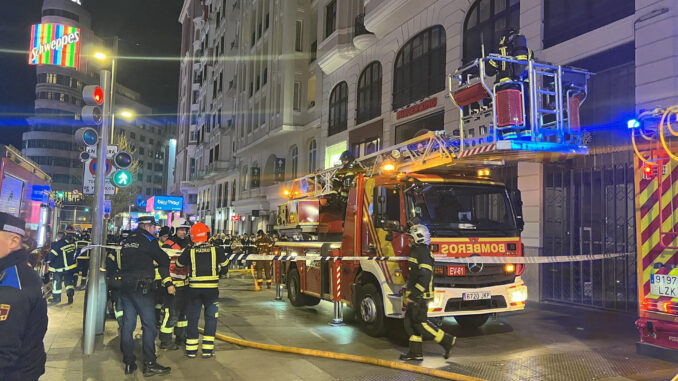 Miembros del cuerpo de Bomberos y de la Policía Municipal se han personado hoy domingo en la calle Gran Via de Madrid, para sofocar un incendio que se ha declarado en un restaurante de la gran arteria madrileña. EFE / Emergencias Madrid. ***SOLO USO EDITORIAL / SOLO USO DISPONIBLE PARA ILUSTRAR LA NOTICIA QUE ACOMPAÑA/ (CRÉDITO OBLIGATORIO)***.
