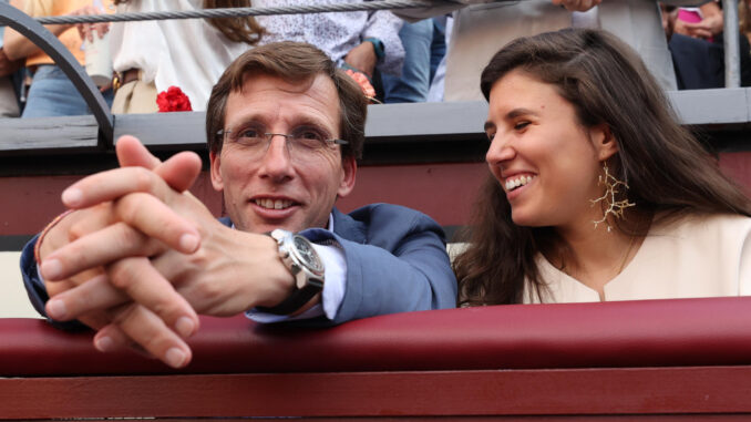 - El alcalde de Madrid José Luis Martínez-Almeida (i) junto a su pareja Teresa Urquijo en una corrida de toros en la Plaza de Las Ventas . EFE/ Kiko Huesca
