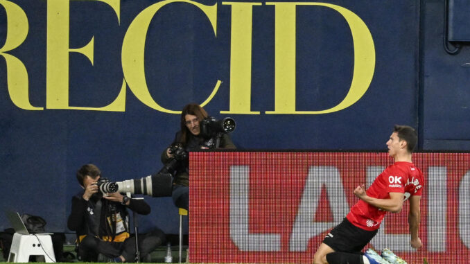 El delantero del Mallorca Javi Llabrés celebra tras marcar el gol del empate 1-1 durante el partido de la jornada 21 de Liga que disputaronel Villarreal y el Mallorca en el estadio La Cerámica de Villarreal. EFE/ Andreu Esteban
