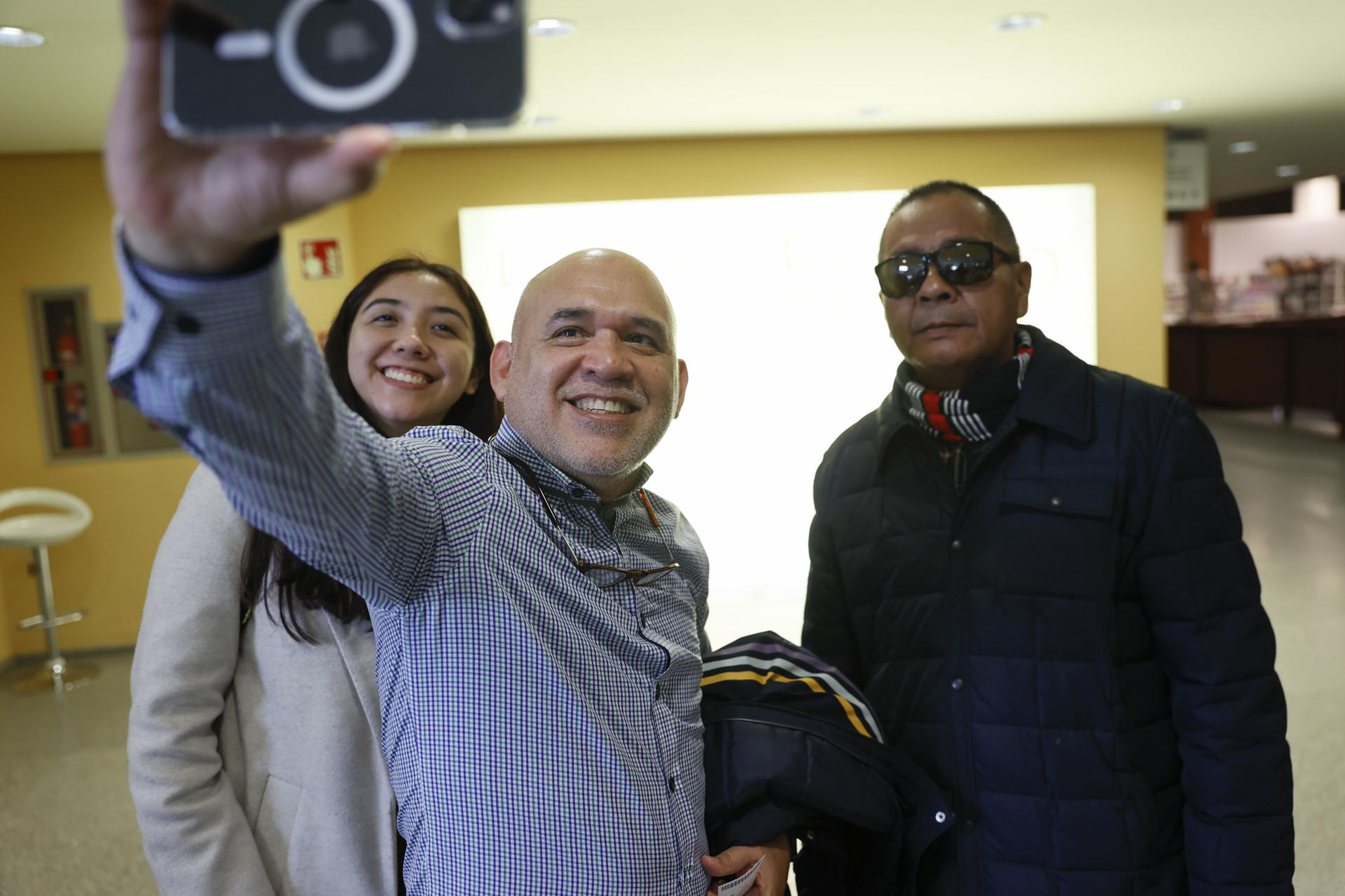 Varios visitantes se toman un selfi en el Museo del Ejército de Toledo este miércoles. Un selfi ante el Muro del Hejal en la Sala de Oración del Museo Sefardí, o en los jardines del Museo del Greco, o junto al helicóptero de reconocimiento del Museo del Ejército son algunos de los lugares más buscados por sus visitantes, una práctica que ayuda a divulgar el patrimonio cultural del museo a la vez que lo hace más cercano. EFE/ Ismael Herrero
