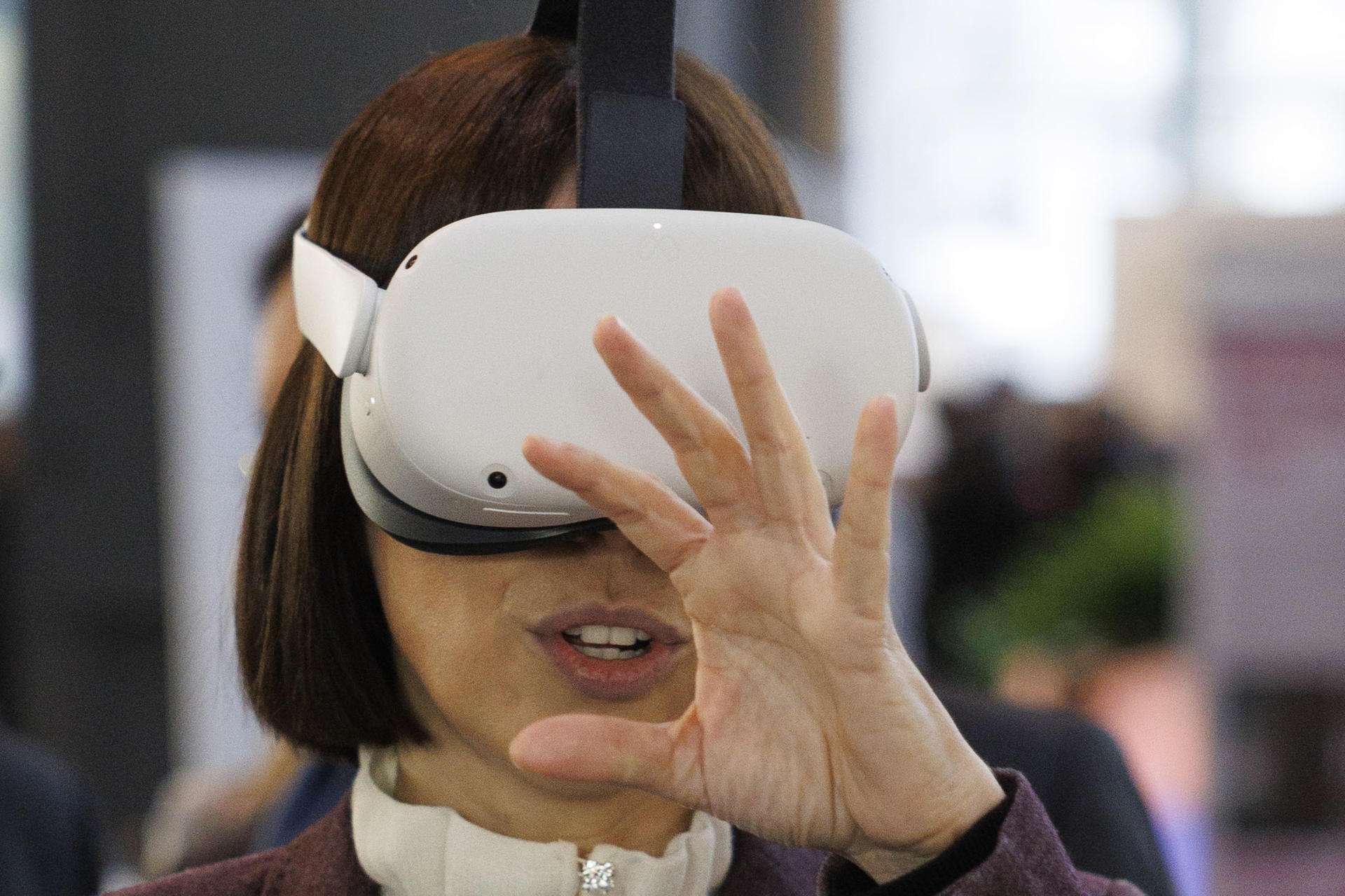 La ministra de Ciencia, Innovación y Universidades, Diana Morant, prueba unas gafas de realidad virtual para mejorar la salud de pacientes con problemas de vértigos y cervicales durante la inauguración, este jueves, del acto 'Science for Industry', organizado por la Universidad Autónoma de Madrid. EFE/Sergio Pérez
