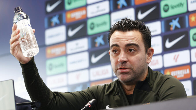 El entrenador del FC Barcelona, Xavi Hernández, atiende a los medios de comunicación antes el entrenamiento del primer equipo en las instalaciones de Sant Joan Despí previo al partido de jornada 21 de LaLiga EA Sports contra el Real Betis. EFE/ Quique García
