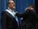 El nuevo presidente de Guatemala, Bernardo Arévalo de León, recibe la banda presidencial de manos del presidente del Congreso, Samuel Pérez, durante la ceremonia de investidura hoy, en el Centro Cultural Miguel Ángel Asturias, en Ciudad de Guatemala (Guatemala). EFE/ David Toro