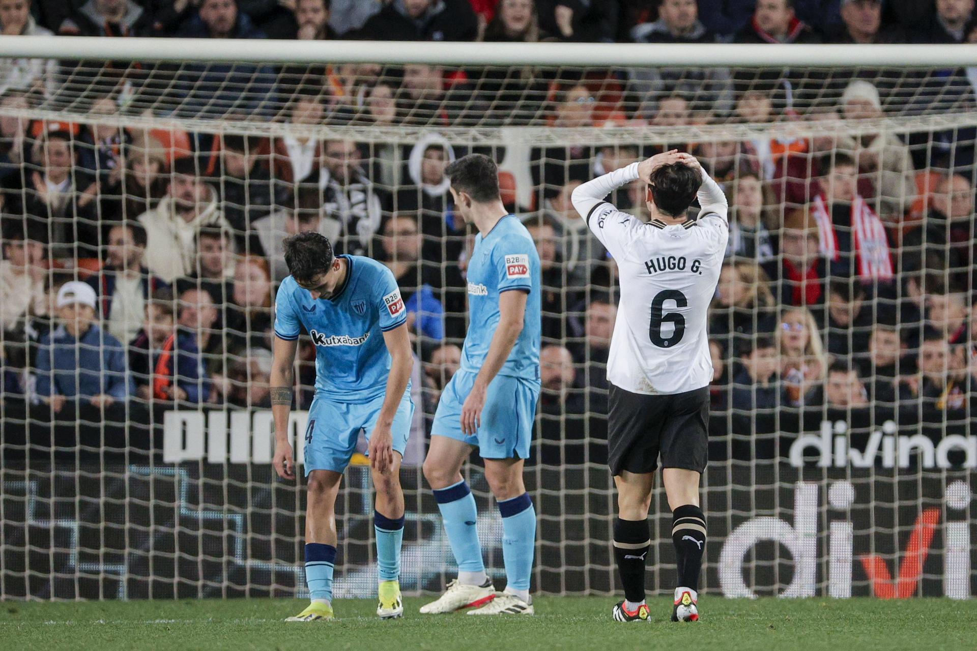 El defensa del Valencia, Hugo Guillamón, se lamenta de una ocasión fallada durante el encuentro correspondiente a la jornada 21 de Primera División que disputan hoy sábado Valencia y Athletic Club en el estadio valencianista de Mestalla. EFE / Manuel Bruque.
