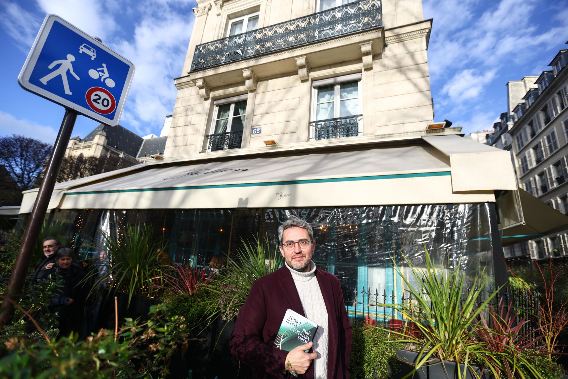 Máximo Huerta posa en Paris delante de Chez Julien, un restaurante que sale en su nuevo libro. EFE/EPA/Mohammed Badra
