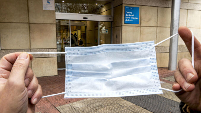 Imagen de la semana pasada de una mascarilla junto a un centro de salud. EFE/ Raquel Manzanares
