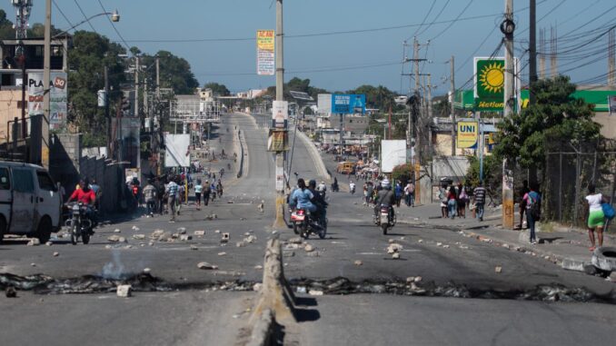 Fotografía de archivo de una calle bloqueada en Puerto Príncipe (Haití) por culpa de la violencia. EFE/ Johnson Sabin
