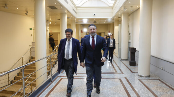 El líder de Vox, Santiago Abascal (c), en los pasillos del Senado, de camino a asistir a la sesión plenaria del Congreso que debate las enmiendas a la reforma de la Constitución impulsada por PP y PSOE, este jueves. EFE/ J.J. Guillén
