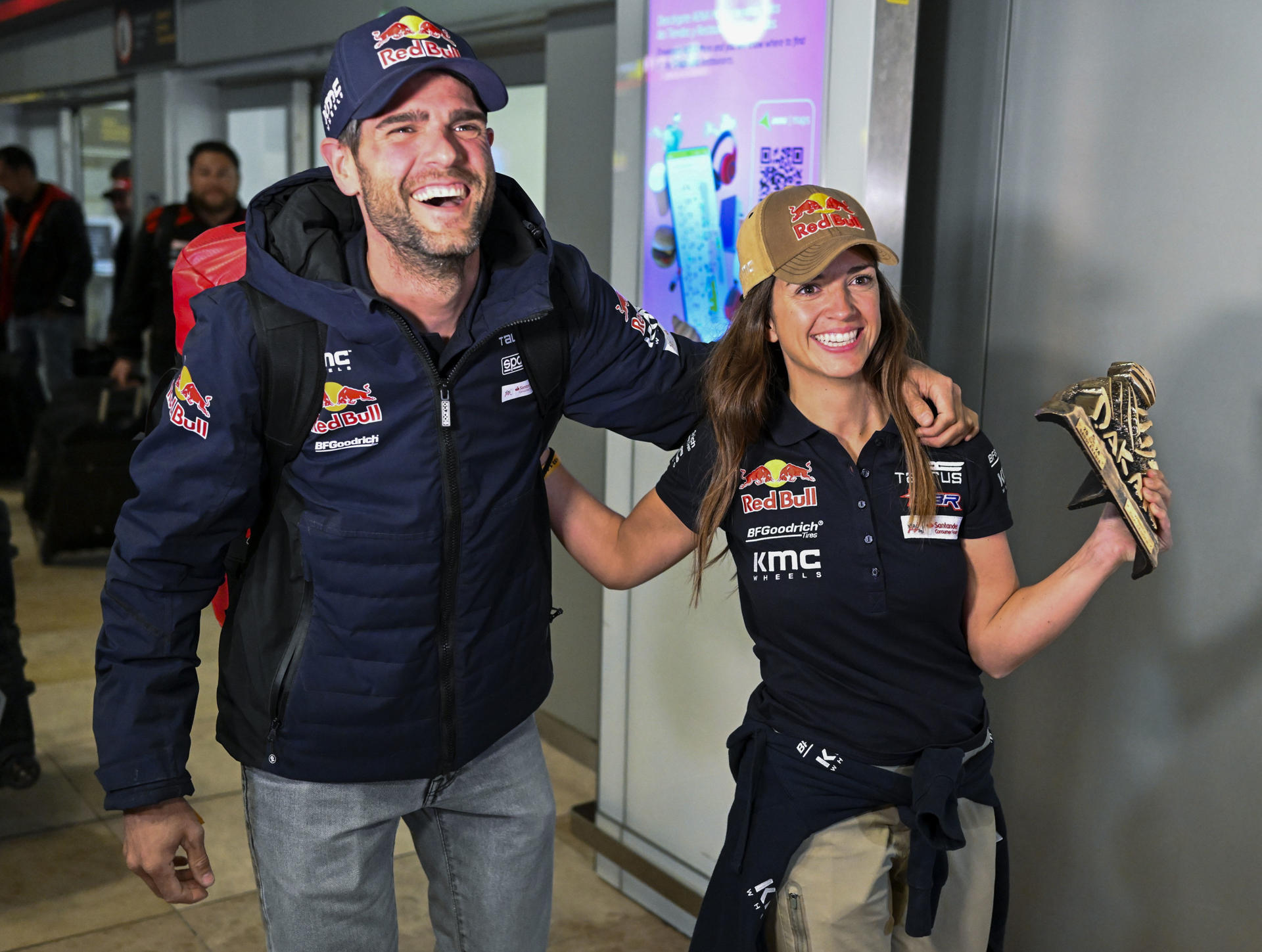 La piloto Cristina Gutiérrez (Red Bull) a su llegada este sábado al aeropuerto Adolfo Suárez-Madrid Barajas. Los españoles Carlos Sainz (Audi) y Cristina Gutiérrez (Red Bull) entraron en la historia del Dakar; el madrileño por conseguir su cuarto Touareg y la burgalesa por ser la segunda mujer en ganar la prueba, tras un rally marcado por la muerte del catalán Carles Falcón. EFE/ Víctor Lerena
