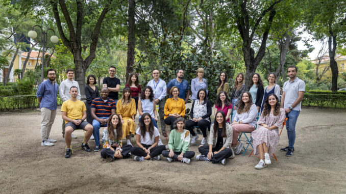 Fotografía de la Unidad de Investigación Clínica de Tumores Hematológicos H120-CNIO en la que aparecen María Linares (tercera por la derecha en la fila central), Alba Rodríguez-García (segunda por la izquierda en la primera fila) y Joaquín Martínez (sexto por la izquierda en la fila trasera) / Laura M. Lombardía, CNIO.
