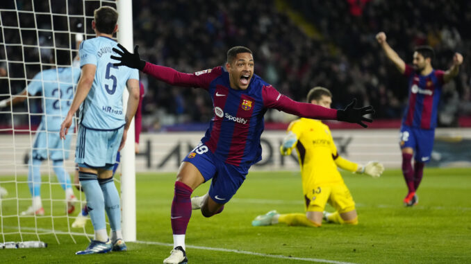 El delantero brasileño del Barcelona Vitor Roque celebra su gol durante el partido de la jornada 20 de LaLiga EA Sports entre FC Barcelona y CA Osasuna, en el Estadi Olímpic Lluís Companys en Barcelona. EFE/ Enric Fontcuberta
