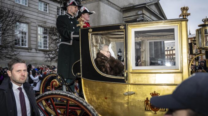 La reina Margarita II de Dinamarca, la monarca viva con más tiempo en el trono, se llevó este jueves el homenaje de miles de daneses, que acompañaron su recorrido en carroza por el centro de Copenhague para clausurar las tradicionales recepciones de Año Nuevo, la última aparición en público prevista antes de su abdicación. EFE/EPA/Mads Claus Rasmussen DENMARK OUT
