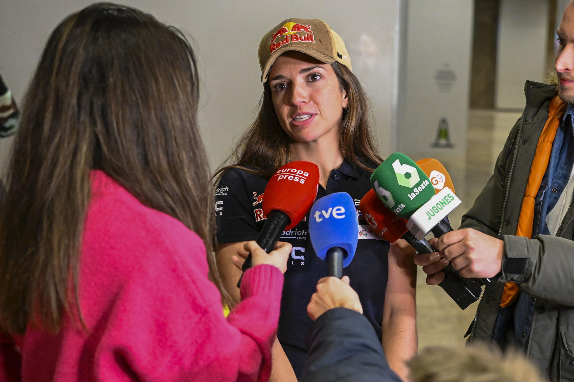 La piloto Cristina Gutiérrez (Red Bull) a su llegada este sábado al aeropuerto Adolfo Suárez-Madrid Barajas. Los españoles Carlos Sainz (Audi) y Cristina Gutiérrez (Red Bull) entraron en la historia del Dakar; el madrileño por conseguir su cuarto Touareg y la burgalesa por ser la segunda mujer en ganar la prueba, tras un rally marcado por la muerte del catalán Carles Falcón. EFE/ Víctor Lerena
