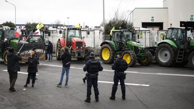 Agentes de policía se encuentran en la entrada del mercado internacional de Rungis, mientras los agricultores franceses llegaban con camiones para manifestarse, al sur de París, Francia, el 31 de enero de 2024. EFE/EPA/Yoan Valat
