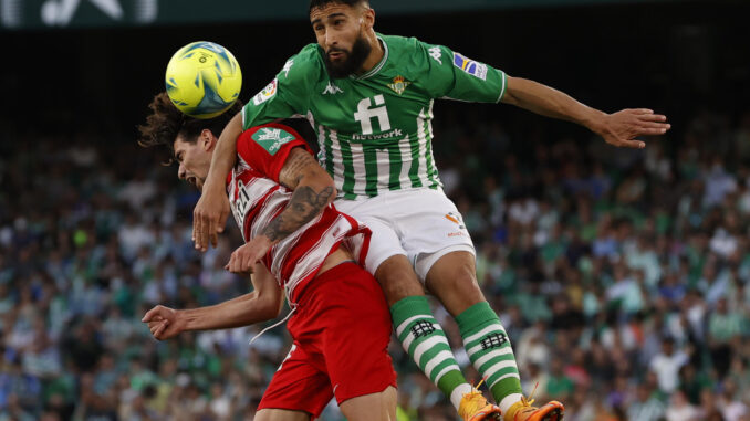 Imagen de archivo de un partido entre Real Betis y Granada. EFE/Julio Muñoz
