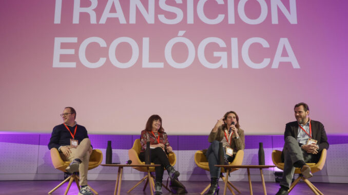 La vicepresidenta tercera del Gobierno, Teresa Ribera (2-d), el ministro de Transportes, Óscar Puente (d), y la presidenta del PSOE, Cristina Narbona (2-i), participan en el panel 'Transición ecológica', en la convención política del PSOE, este sábado en A Coruña. EFE/Cabalar
