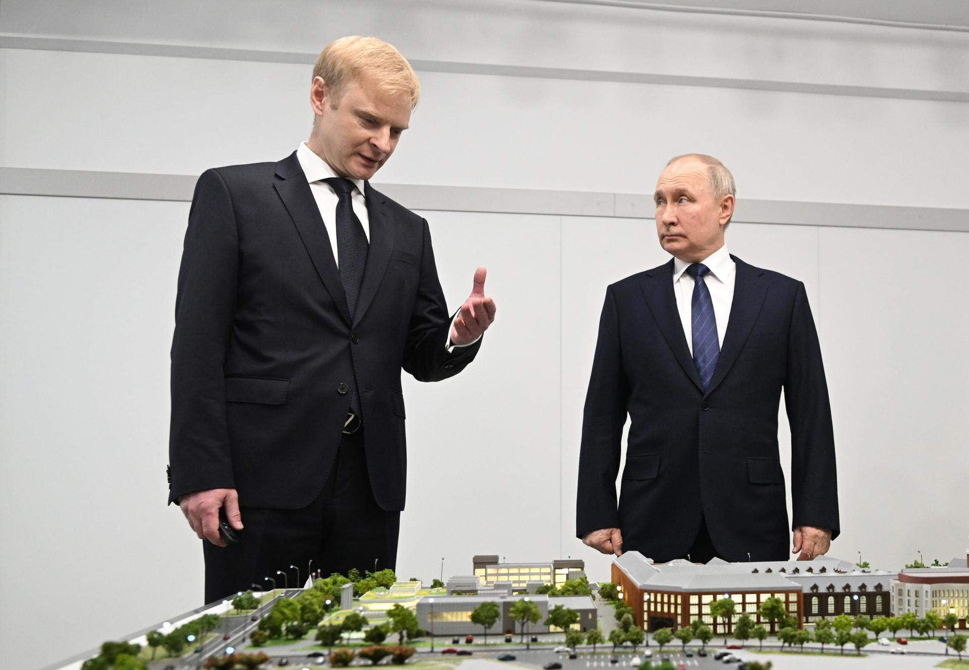 El presidente ruso Vladimir Putin (derecha), acompañado por el rector de la Universidad Federal Báltica Immanuel Kant, Alexander Fedorov (izquierda), observa un modelo a escala del campus propuesto en la Universidad Federal Báltica Immanuel Kant En Kaliningrado, Rusia, 25 de enero de 2024. (Rusia, Kaliningrado) EFE/EPA/PAVEL BEDNYAKOV/SPUTNIK/KREMLIN PISCINA CRÉDITO OBLIGATORIO
