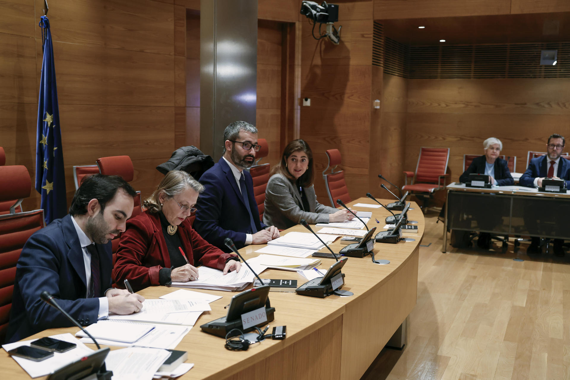 El presidente de la Comisión de Justicia del Congreso, Francisco Ayala (3i), durante la reunión mantenida este jueves en la que se debate la ponencia sobre la Proposición de Ley Orgánica de Amnistía que previsiblemente incluirá en el texto de la ley las enmiendas registradas que tengan apoyo mayoritario del bloque de investidura. EFE/J.J. Guillén
