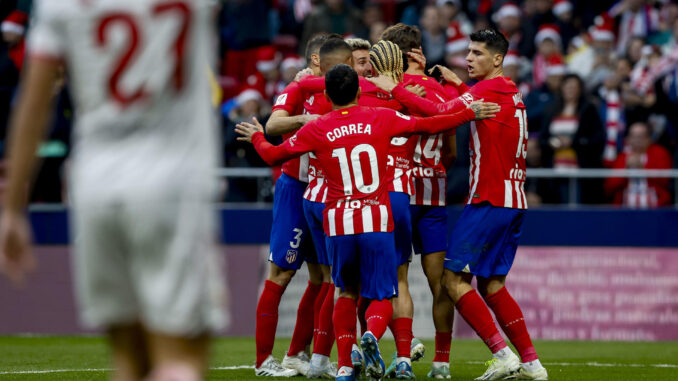 Los jugadores del Atlético de Madrid celebran el gol de su equipo (anotado por Marcos Llorente) durante el partido de LaLiga que enfretó al Atlético de Madrid y al Sevilla FC en el Cívitas Metropolitano, en una foto de archivo. EFE/ Chema Moya
