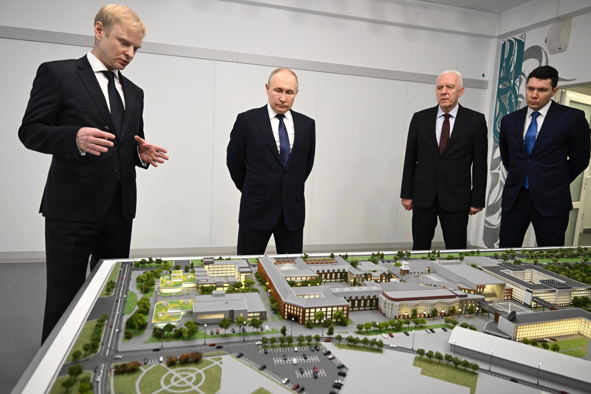 El presidente ruso Vladimir Putin (Centro), acompañado por el rector de la Universidad Federal Báltica Immanuel Kant, Alexander Fedorov (izquierda), el enviado presidencial al Distrito Federal Noroeste, Alexander Gutsan (2 derecha), El gobernador de la región de Kaliningrado, Anton Alikhanov (derecha), observa un modelo a escala del campus propuesto en la Universidad Federal Báltica Immanuel Kant en Kaliningrado, Rusia, el 25 de enero de 2024. (Rusia, Kaliningrado) EFE/EPA/PAVEL BEDNYAKOV/SPUTNIK/KREMLIN PISCINA CRÉDITO OBLIGATORIO
