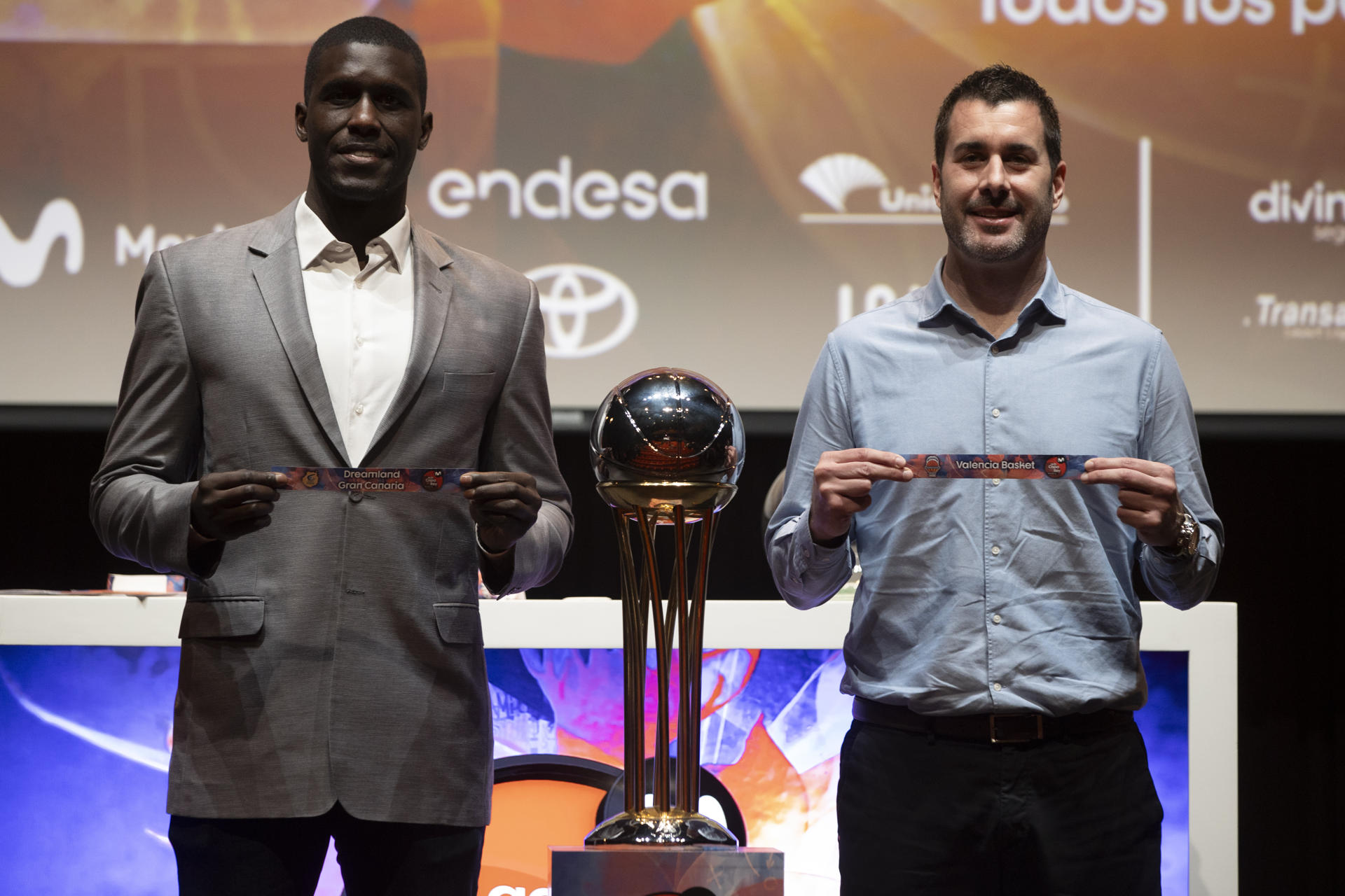 El presidente del Dreamland Gran Canaria, Sitapha Savané (i) y el director Deportivo del Valencia Basket, Luis Arbalejo, muestran respectivamente los nombres de sus respectivos equipos, durante el sorteo de cuartos de la Copa del Rey 2024 de Baloncesto. EFE/Jorge Zapata.
