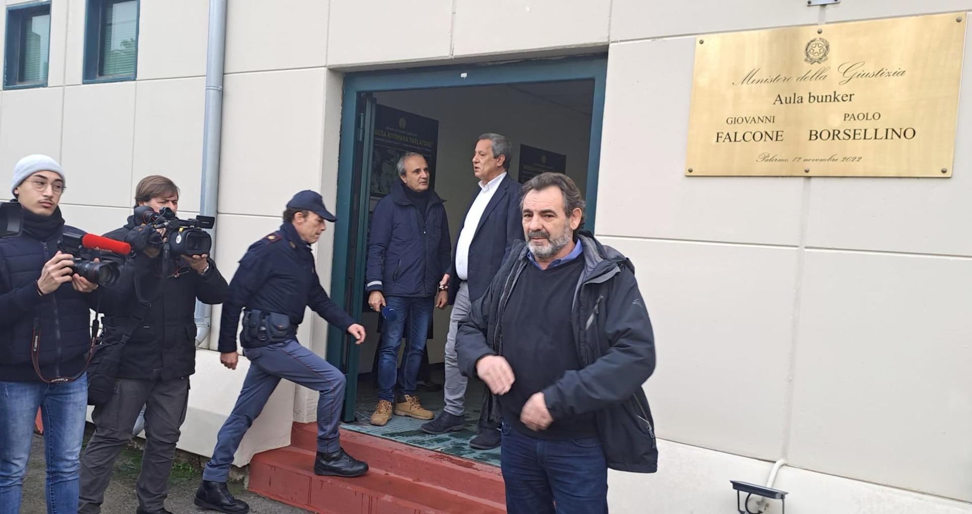 El fundador de la ONG humanitaria española Open Arms, Óscar Camps, a la puerta de la sala donde se celebra el juicio contra el exministro italiano del Interior Matteo Salvini en Palermo .EFE/EPA/IGOR PETYX
