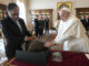 El papa Francisco recibe como regalo café de Colombia y una ruana, una prenda de ropa tradicional del país, de manos del presidente colombiano, Gustavo Petro. EFE/ Simone Risoluti/Oficina de Prensa de la Santa Sede SOLO USO EDITORIALOBLIGATORIO)